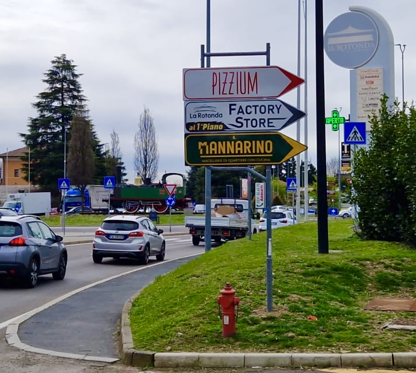 Segnali di indicazione commerciali e preinsegne Abbiati & Company realizzazione 10
